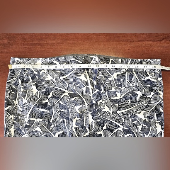 Banana Republic ~ Navy Leaf Shorts ~ Size 12 - Picture 6 of 6